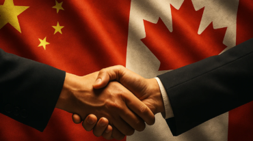 中加两国国旗背景下的握手，象征合作与外交关系重启