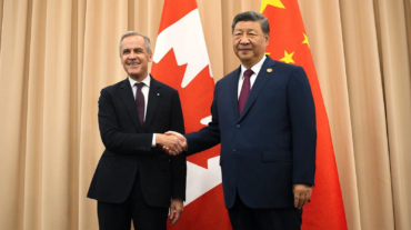 Chinese President Xi Jinping and Canadian Prime Minister Mark Carney shake hands during the APEC Summit 2025 in Gyeongju, South Korea. 中加两国领导人习近平与卡尼总理在韩国庆州出席 APEC 会议期间会晤并握手。