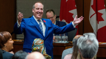 加拿大总理马克·卡尼欢迎保守党议员克里斯·德安特蒙特倒戈加入自由党，渥太华国会山现场气氛热烈。