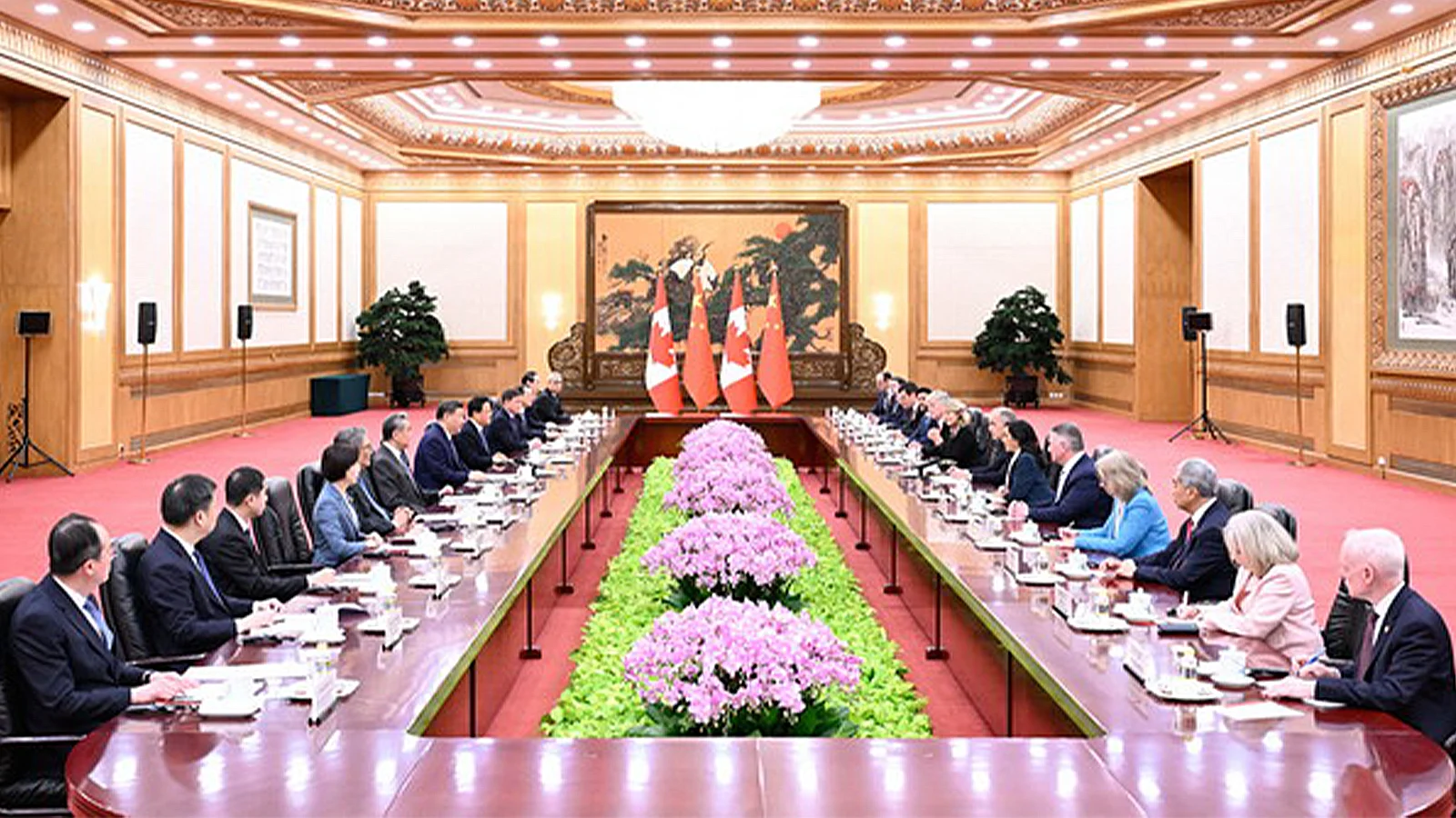 中国和加拿大领导人会晤现场，中加双方代表在北京举行正式会谈
